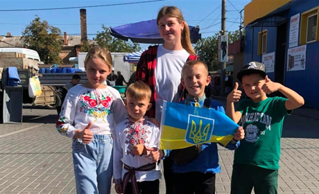 Співали і міняли яблука на гроші: діти з Доброводів в Умані збирали донати на Starlink