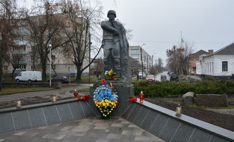 Хвилююча мить відкриття: закарбований в камені воїн сучасності звів погляд на Золотоношу