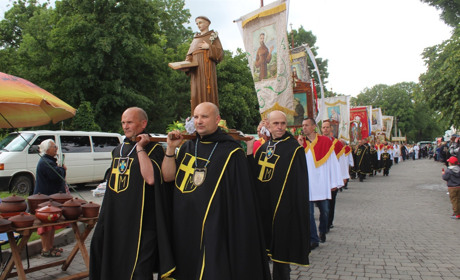 Процесія під дощем, лілії і сотні паломників. Як городоччани вшановували Св. Антонія Падуанського