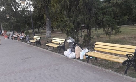 На набережній у Херсоні встановлять додаткові контейнери для сміття — розповідаємо, скільки
