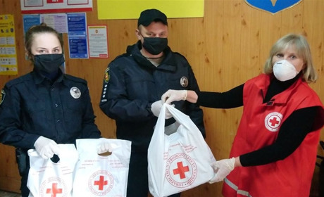 Червоний Хрест і волонтери району збирають кошти на засоби індзахисту для медиків та поліцейських