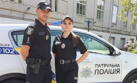 Хотіла вкоротити собі віку: житомирські патрульні надали домедичну допомогу жінці