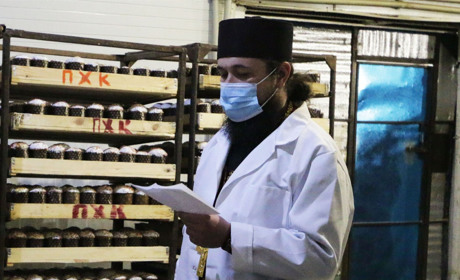 На хлебокомбинате уже освятили паски: теперь их можно купить в магазинах Попасной и не только