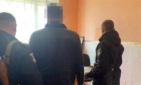 У Шепетівці взяли під варту чоловіка, який займався збутом канабісу