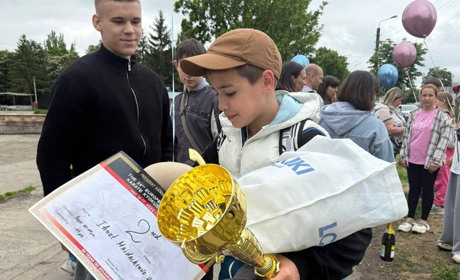 Просто з автобуса — в обійми рідних: у Первомайську зустріли чемпіонів Європи з карате