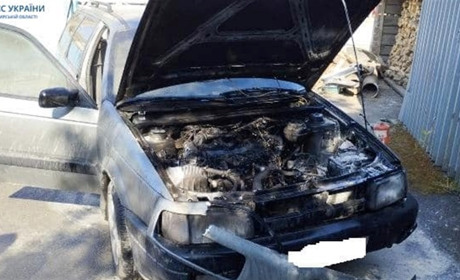 У Звягелі на вулиці загорілася автівка: пожежу ліквідували рятувальники