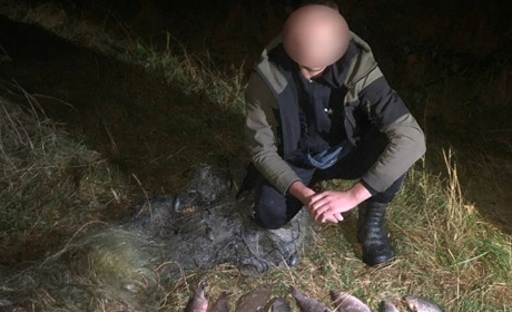 Вночі чоловік на човні сітками ловив рибу на Случі — його спіймав рибоохоронний патруль