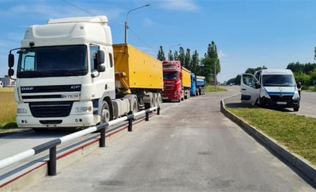 На автодорозі з Сарн до Рівного запрацювали ваги — водіїв фур штрафують