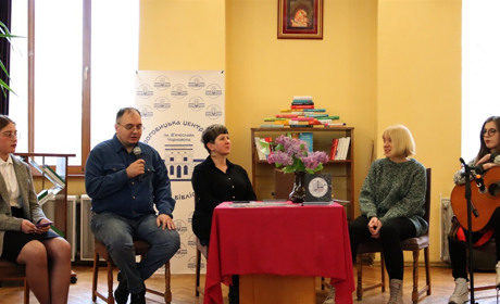 Стос книг, авторські листівки та квіти у вазах — презентація поетичної збірки «Дроhema»