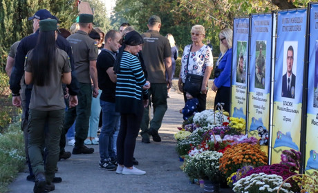 У пам’яті назавжди подвиги земляків, які понад усе любили Україну. У Нетішині віддали шану Героям