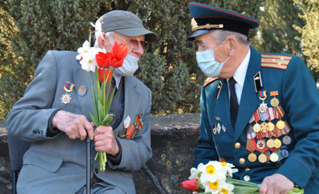 Червоні маки, музика воєнних часів і сльози на очах: як городоччани відсвяткували День Перемоги