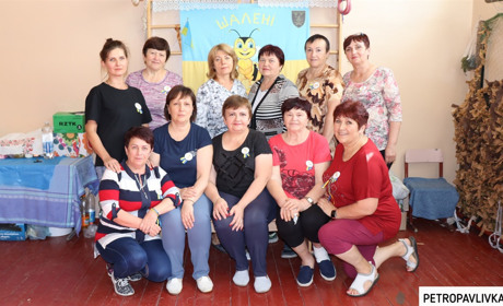 Першотравенські «Шалені бджілки» плетуть маскувальні сітки для ЗСУ (ВІДЕО)