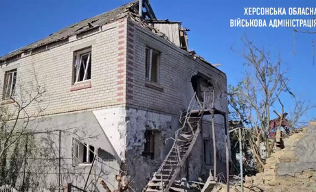 На Херсонщині окупанти поцілили у критичну інфраструктуру, сільгосппідприємство та житлові будинки