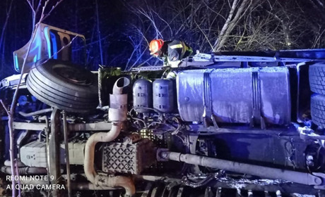 На трасі в Сарненському районі перекинулась вантажівка