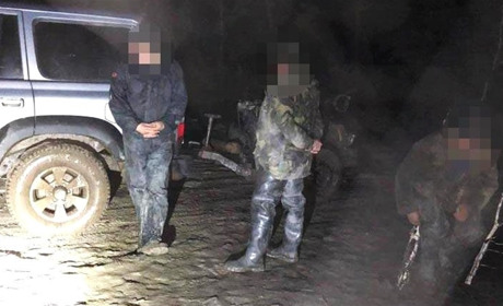 Працювали у лісі вночі: на Сарненщині «накрили» бурштинокопачів