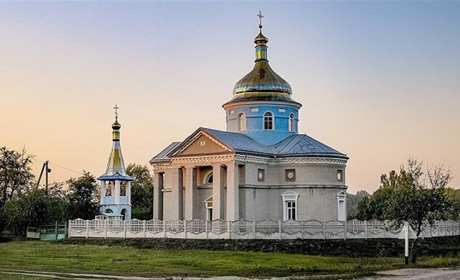 У Новій Греблі в старовинному храмі відбулося архієрейське богослужіння