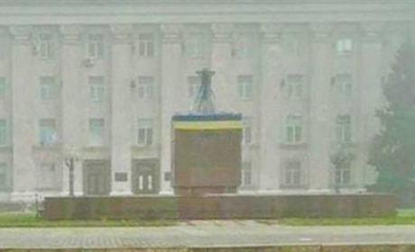 Росіяни тікають, Антонівський міст – підірвано, а на площі Свободи – український прапор