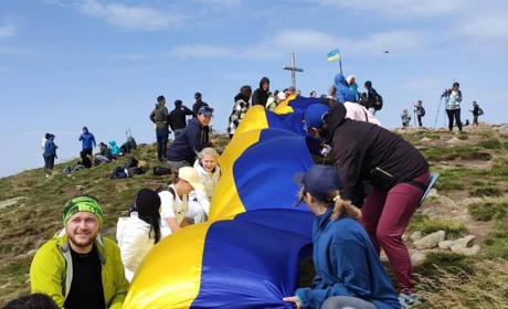 У День Незалежності нетішинці розгорнули на Говерлі національний стяг у кілька десятків метрів