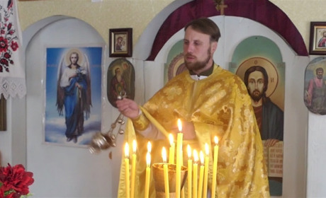 «Молитва та свічка»: капелан ПЦУ розповів, як правильно поминати рідних на Радоницю