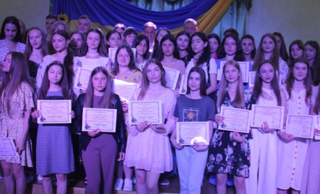 У Калинівці випускникам ліцеїв, які закінчили навчання з медалями, вручили премії міської ради