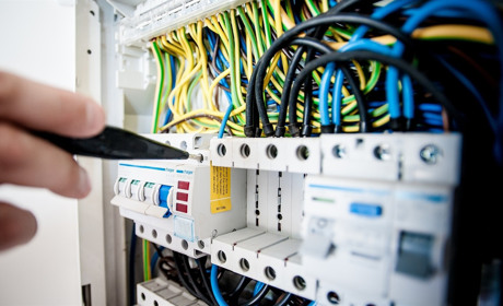 24 листопада на 12 вулицях Сватового та частково у двох селах району відключать світло: на скільки