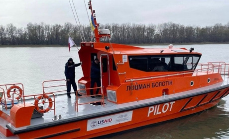 В Ізмаїлі на лоцманському катері «Болотін» урочисто підняли державний прапор України