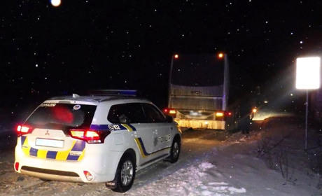 У Звягелі водій автобуса з пасажирами проїхав залізничний переїзд під час заборони руху