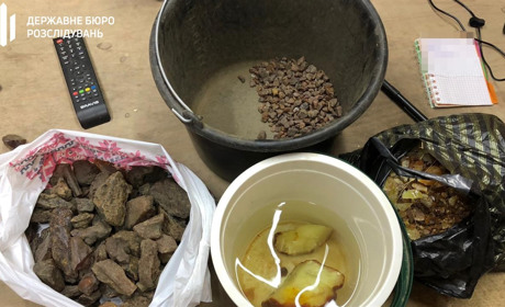 Сарненського поліцейського підозрюють у "кришуванні" видобутку бурштину