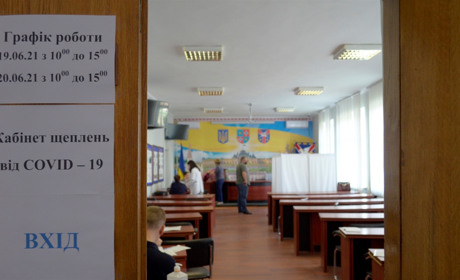 На 2 дні міська рада у Жмеринці перетворилася на пункт вакцинації від коронавірусу