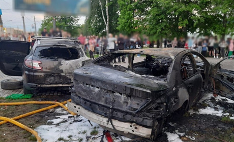 "BMW" врізався у припарковані автомобілі та спалахнув: ДТП на Житомирщині