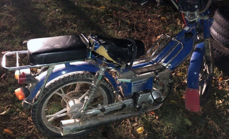 У Покровському районі під мопед потрапила жінка