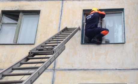 На шостий поверх по висувній драбині: як у Нетішині рятували чоловіка у пригніченому стані