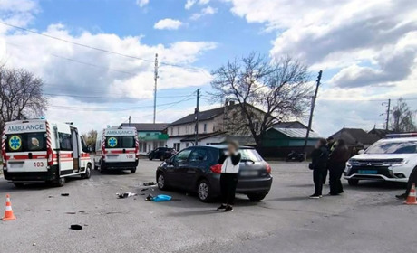 На Звягельщині зіткнулися автівка з мотоциклом – травмовані водій та пасажирка двоколісника