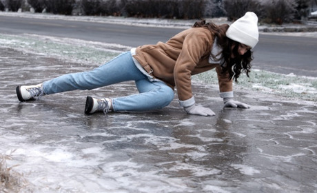 Травмувалися через неприбраний сніг або лід: як діяти та хто відповідає