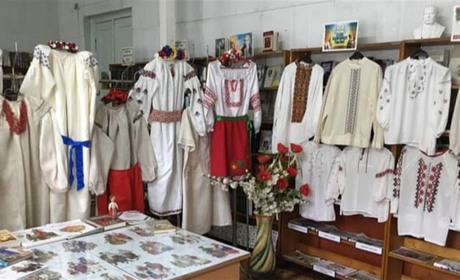 У Переяславській публічній бібліотеці відкрили експозицію вишиванок