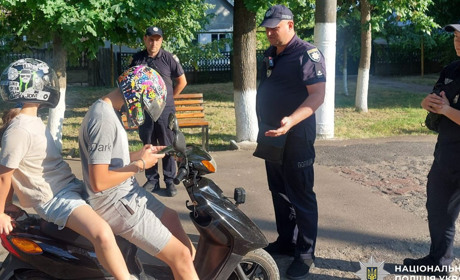 Підлітки без прав на мопедах: поліція Біляївки склала протоколи за порушення