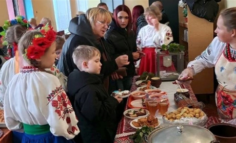 "Пиріг єднає громаду": у Звягельській громаді зібрали 15 тисяч гривень для пораненого захисника