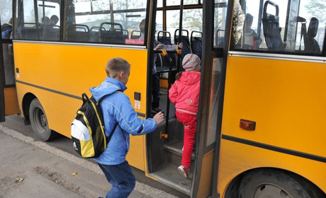 Золотоніські школярі 1-4 класів їздять у міських автобусах за пів ціни: як оформити проїзний квиток