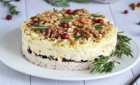 Рецепт дня: салат з куркою, чорносливом та волоськими горіхами