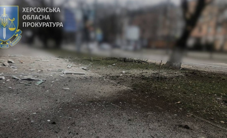 Російські терористи вдарили по Херсону: обстріляли середмістя та лікарню, є поранені