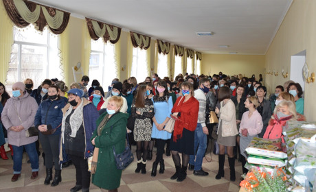 Тематичні бесіди на важливі для жінок теми: як відбувалося святкування 8 Березня у Сватовому