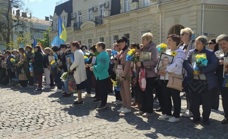 У Києві родичі загиблих військових прийшли до Офісу Президента попросити справедливості щодо виплат
