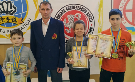 П’ять нагород на трьох: юні каратисти з Конотопа змагались на відкритому кубку Києва