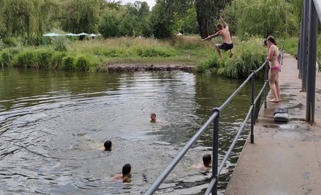 Водолази шукали основу "Дельфіна" в Графському озері: що знайшли та чи безпечно там пірнати