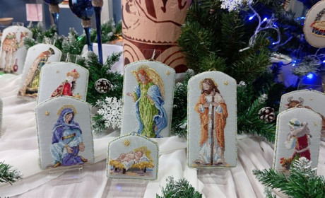 "Дванадцять днів Різдва": у Переяславі діє виставка вишитих ялинкових прикрас