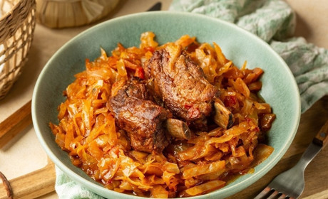 Рецепт дня: свинячі ребра з тушкованою капустою