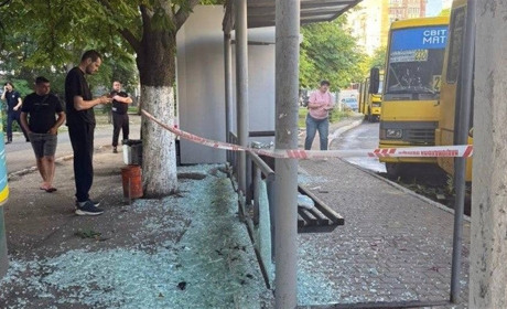 Атака на Одещину: троє людей були атаковані в Одесі на зупинці громадського транспорту