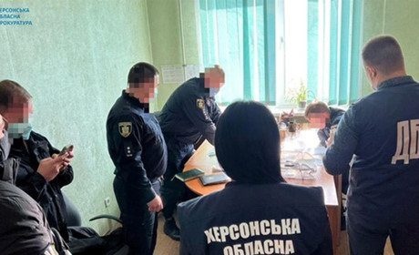 Брав гроші з водіїв вантажівок: Судитимуть колишнього посадовця патрульної поліції Херсонщини