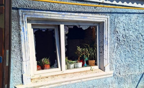 На Херсонщині армія рф поцілила у житлові квартали, територію ферми та заводу