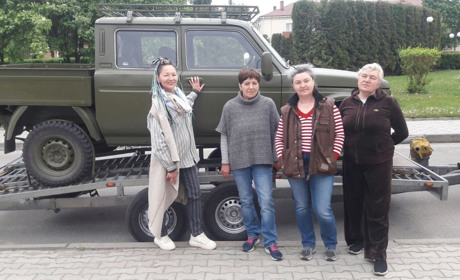 Вантаж для ЗСУ від володимирецьких волонтерів – унікальне авто і гостинці